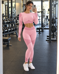 Conjunto Deportivo Alba rosa en el espejo del gimnasio